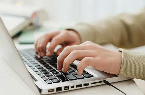 Personne qui tape sur son clavier d'ordinateur