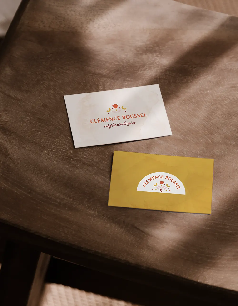 Identité visuelle pré-conçue pour une prestataire de services. Carte de visite avec marqué Natalia Favaro. Chaque lettre est de couleur différente et il y a un arc en ciel au dessus du nom.